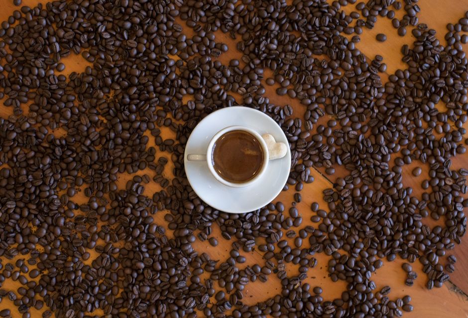 Por Que o Café nos Mantém Acordados? A Ciência Explica
