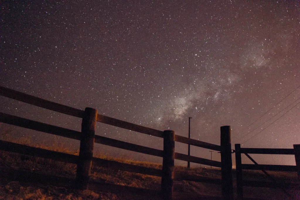Por que as estrelas cintilam? A atmosfera responde